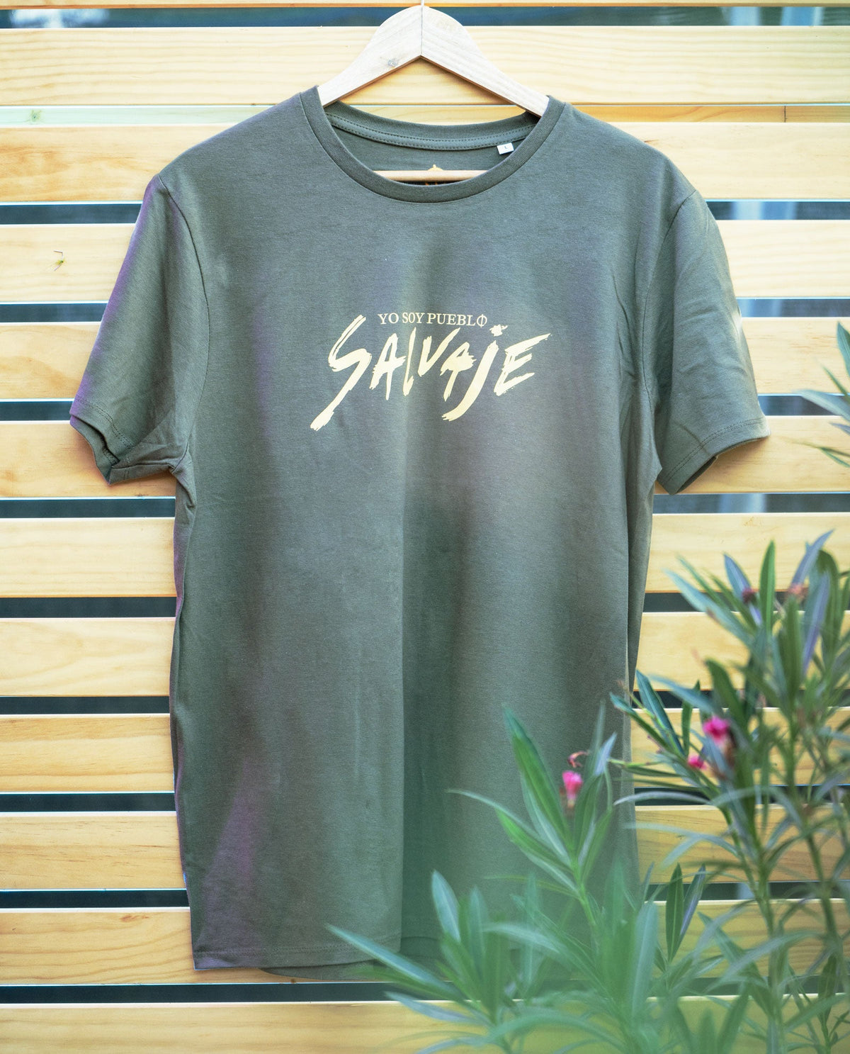 Manuel Carrasco - Camiseta Unisex "Yo Soy Pueblo Salvaje" Verde - D2fy · Rocktud - Manuel Carrasco