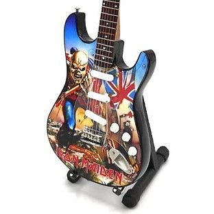 Music Legends - N6422 Mini Guitarra de Colección Ilustrada con Mascota y Bandera (Años 80) - Inspirada en Iron Maiden - D2fy - Direct To Fans - Music Legends